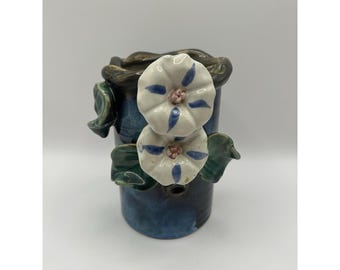 手作りスタジオ陶器の花瓶、青い滴釉薬、花柄装飾、マジョリカ焼き