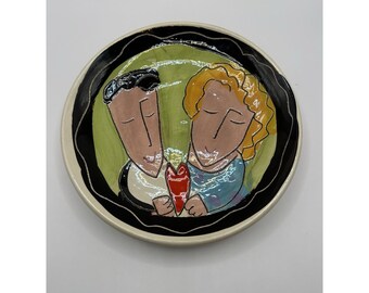 Sandra Magsamen Kunstkeramik Teller 26 cm Paar Herz Folk Art signiert Frau Mann