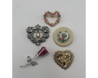 Set aus 5 Avon Herz Blumen Brosche Pins Vintage Mixed Metal Emaille Cottagecore