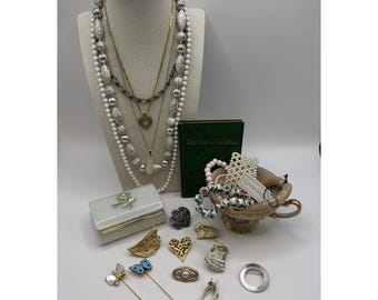 Cottagecore Grandmacore Schmuck Decor Lot Halsketten Armbänder Pins Teetasse Buch