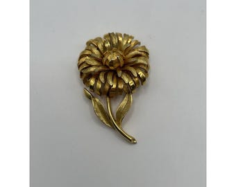 Vintage Crown Trifari Brooch Chrysanthemum Flower Gold Tone Pin Floral Jewelry
