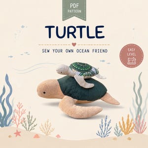 Op de afbeelding: Een PDF-patroon voor een schildpadknuffel met de tekst "TURTLE SEW YOUR OWN OCEAN FRIEND" en "EASY LEVEL". De afbeelding toont een grote, beige en donkergroene stoffen schildpad met een kleinere, lichtgrijze en groen bedrukte schildpad op de rug.