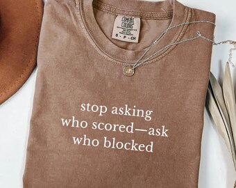 Citation sur le blocage au football - Au lieu de demander qui a marqué, demandez qui a bloqué. T-shirt Comfort Colors®
