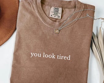 T-shirt Comfort Colors® « Tu as l'air fatigué(e) » - Cadeau humoristique pour les personnes en manque de sommeil