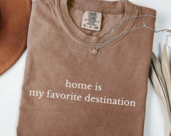 Citation « La maison est ma destination préférée », T-shirt Comfort Colors®, cadeau pour casanier, cadeau de pendaison de crémaillère