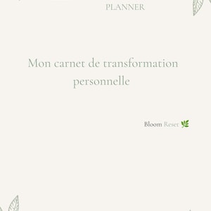 Peut inclure: Une couverture de carnet avec un fond beige clair et des illustrations de feuilles vert sauge dans les coins. Le texte indique 30 DAY RESET PLANNER, Mon carnet de transformation personnelle, et Bloom Reset avec une petite icône de feuille.