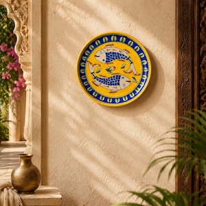 Piatto in ceramica giallo-blu con motivo a pesci, decorazione murale in ceramica indiana