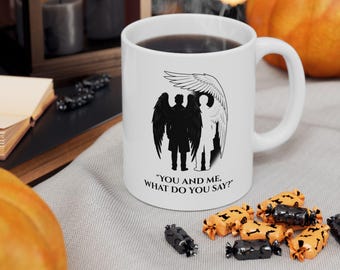 Tasse Crowley et Aziraphale de bon augure | Design ange démon livresque