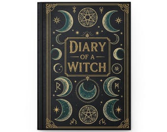 Op de afbeelding: Zwart notitieboek met gouden accenten en de tekst "Diary of a Witch". De omslag toont halve manen, sterren en andere mystieke symbolen. Het notitieboek heeft een decoratieve rand.