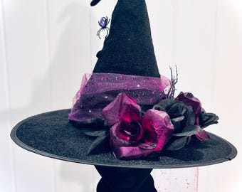 Chapeau de sorcière en velours orné de roses noires et violettes, de tulle pailleté et d'une araignée – Décoration de costume d'Halloween