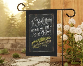 Pas de sollicitation à moins que vous n'aimiez être un drapeau de jardin Newt Witchy | Bannière de maison