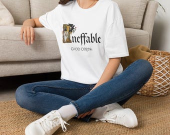 -shirt Bons présages avec lettrage ineffable | T-shirt inspiré de Crowley Aziraphale