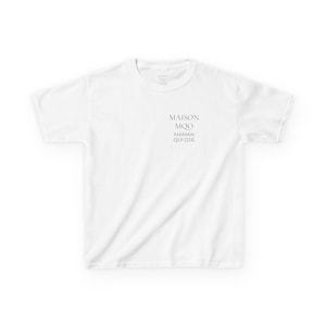 Op de afbeelding: Een wit t-shirt met korte mouwen en de tekst MAISON MQO MAMAN QUI OSE in een donkergrijs schreeflettertype op de linkerborst. Het kledingstuk heeft een klassieke ronde hals, een standaard pasvorm met korte mouwen en een rechte zoomlijn.