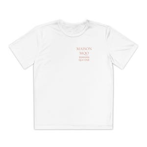 Peut inclure: Un t-shirt blanc à manches courtes avec le texte MAISON MQO MAMAN QUI OSE imprimé en rose clair sur la poitrine supérieure gauche. Le vêtement présente une encolure ronde, une coupe standard, des manches courtes et un ourlet droit.