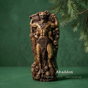 Op de afbeelding: Een handgesneden eikenhouten sculptuur van de figuur Abaddon, met een hoogte van 23 cm. De figuur toont een gehoornde demon met meerdere armen, een pentagram op de borst en taille, een zwaard en een perkament vasthoudend, omringd door schedels.