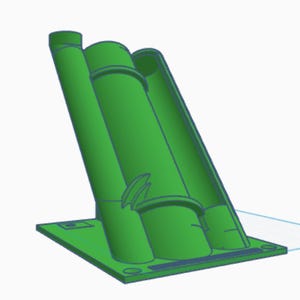 Op de afbeelding: Een felgroen 3D-geprint object met een platte rechthoekige basis en drie cilindrische buizen van verschillende hoogtes die onder een hoek zijn bevestigd. De structuur heeft zichtbare ronde openingen aan de bovenkant van elke buis en een kleine vierkante inkeping.