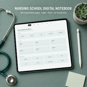以下が含まれることがあります： Goodnotes用の363ページのハイパーリンク付き看護学校デジタルノートを表示したタブレット。画面には講義、疾患、薬剤、臨床実習のセクションが表示されています。タブレットの横には聴診器と白いスタイラスペンが置かれています。