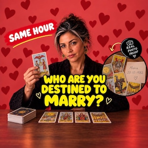 Può includere: Un set di carte dei tarocchi con il Due di Coppe, Il Sole, L'Imperatore, L'Imperatrice e il Dieci di Bastoni. Il testo sull'immagine include "SAME HOUR", "WHO ARE YOU DESTINED TO MARRY?" e un inserto circolare "REAL PHOTO PROOF" con "Maria 20.10.1982".
