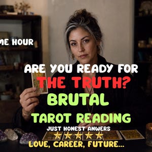 Op de afbeelding: Een persoon houdt een tarotkaart vast met de tekst SAME HOUR ARE YOU READY FOR THE TRUTH? BRUTAL TAROT READING JUST HONEST ANWERS LOVE, CAREER, FUTURE... en vijf gouden sterren. Diverse kristallen en een brandende kaars staan op tafel.
