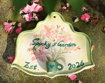 Placa de cerámica personalizada con diseño de lirio rosa para jardín, mini jarrón pequeño, decoración de pared estilo cottagecore en verde salvia, regalo botánico personalizado con nombre familiar.
