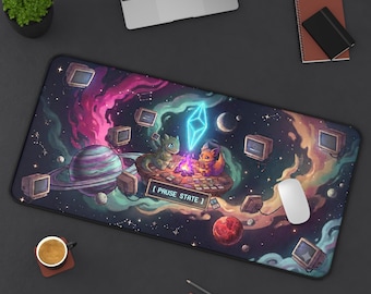 Tappetino da scrivania per videogiochi accogliente / Punto di salvataggio Lofi Monster JRPG / [STATO DI PAUSA] Tappetino per mouse Anime 16x32 / Schermata di salvataggio del gioco retrò