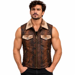 Puede incluir: Un chaleco sin mangas con estampado de piel de serpiente en marrón y negro, cuello de piel sintética color canela, cremallera central de metal, dos bolsillos en el pecho con solapas abotonadas y dos bolsillos laterales con cremallera.