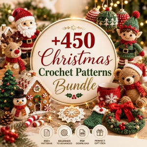 Può includere: Una collezione di figure natalizie all'uncinetto tra cui Babbo Natale, una renna, un elfo, un orsacchiotto, un pupazzo di neve, una casa di pan di zenzero e ornamenti. Un cartello circolare centrale mostra il testo +450 Christmas Crochet Patterns Bundle.