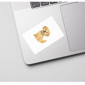 Puede incluir: Una pegatina rectangular con una ilustración de dibujos animados de un cachorro de color marrón claro con un collar verde azulado y una pequeña etiqueta amarilla. El cachorro está sentado con la boca abierta en una expresión feliz sobre un portátil.