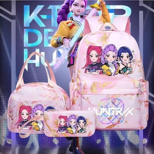 Op de afbeelding: Een set bestaande uit een rugzak, lunchtas en etui in roze met een goudkleurig marmerpatroon en een grafische illustratie van drie anime-figuren. De rugzak is voorzien van de tekst "HUNTRX" in witte letters op het voorvak.