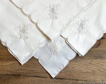 Vintage hand embroidered napkins set of four cotton ecru embroidered flower Lilly scalloped edge dinner napkins handkerchief needlepoint