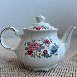 Sadler England Teapot 3694 Floral Pattern Gold Trim Shabby Chic Table Decor English China Floral Table Decor Vintage Teapot Pink red roses