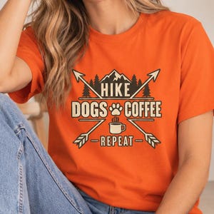 Wander-Shirt mit Hunde- und Kaffeemotiv, Wander-Shirt für Hundeliebhaber, Geschenkidee für Outdoor-Fans mit Hund, Camping-Shirt, Gildan 5000 Unisex-T-Shirt