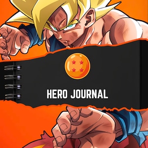 Könnte beinhalten: Ein schwarzes Notizbuch mit Spiralbindung, das eine viersternige orangefarbene Drachenkugelgrafik und den Text HERO JOURNAL auf dem Einband zeigt. Der Einband ist von einem orangefarbenen Hintergrund mit einer Figur mit stacheligen Haaren umrahmt.