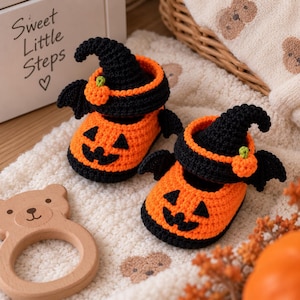Peut inclure: Une paire de chaussons pour bébé crochetés orange et noirs avec un visage de citrouille sur le bout, un revers en forme de chapeau de sorcière noir, de petites ailes de chauve-souris noires sur les côtés et une citrouille orange.