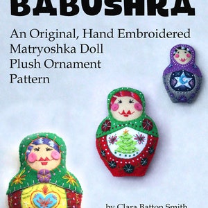 Può includere: Uno schema per un ornamento di bambola matrioska di peluche ricamato a mano. La bambola è rossa, verde e bianca con un design di albero di Natale. Il testo "BABUSHKA" è nella parte superiore dell'immagine. Il testo "An Original, Hand Embroidered Matryoshka Doll Plush Ornament Pattern" è sotto la bambola. Il testo "by Clara Batton Smith" è nella parte inferiore dell'immagine.