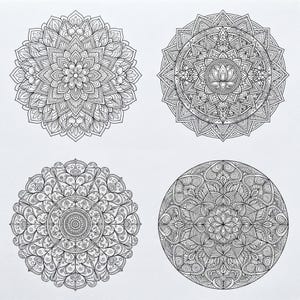 Peut inclure: Quatre motifs circulaires de mandala distincts rendus à l'encre noire sur un fond blanc. Chaque motif présente des formes géométriques complexes, des motifs floraux et des lignes symétriques disposés en couches concentriques détaillées.