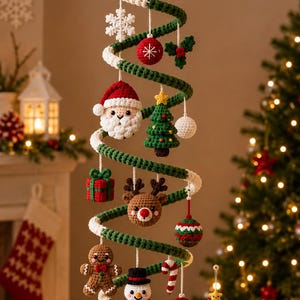 Op de afbeelding: Een spiraalvormige gehaakte kerstboom-mobiel met een gele ster aan de top en hangende ornamenten waaronder een kerstman, een rendier, een sneeuwpop, een peperkoekmannetje, een cadeautje, een zuurstok, sneeuwvlokken en kleurrijke kerstballen.