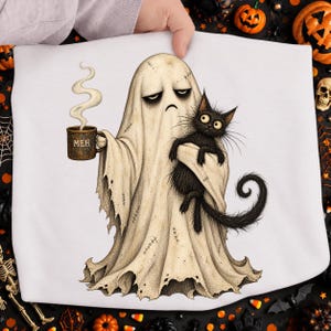 Peut inclure: Un t-shirt blanc avec une illustration d'un fantôme beige à l'expression triste tenant une tasse brune avec le texte MEH et de la vapeur qui s'en échappe. Le fantôme porte un chat noir touffu aux grands yeux et à la queue recourbée.