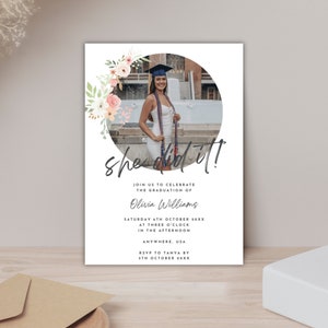 MODELLO di invito floreale per la laurea Invito Canva Scarica l&#39;invito personalizzabile per la celebrazione della festa dell&#39;evento modificabile, invito per la laurea