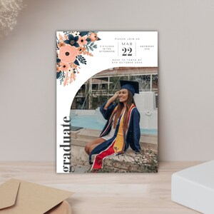 Modello di invito di laurea floreale moderno Invito Canva Scarica invito modificabile per la celebrazione della festa dell&#39;evento, invito di laurea