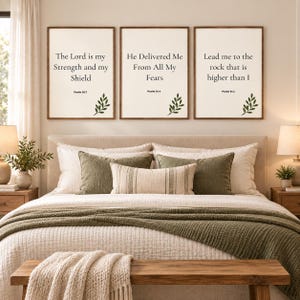 Könnte beinhalten: Drei vertikale Wandbilder in Holzrahmen mit schwarzem Text auf cremefarbenem Hintergrund. Die Drucke zeigen religiöse Verse mit kleinen grünen Blattillustrationen. Der Text lautet: The Lord is my Strength and my Shield, He Delivered Me From All My Fears und Lead me to the rock that is higher than I.