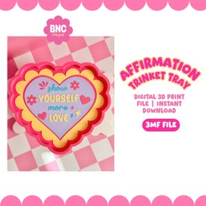 Op de afbeelding: Een hartvormig schaaltje met een geschulpte rand in felroze, geel en lavendel. Het midden bevat de tekst "show YOURSELF more LOVE" in blauw en geel, geaccentueerd met kleine roze hartjes, bloemen en sterretjes. Inclusief het BNC designs logo.