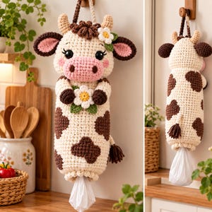 Puede incluir: Un dispensador de bolsas de plástico de ganchillo con forma de vaca en color crema y marrón, con hocico rosa, ojos negros y una flor blanca. El cuerpo cilíndrico tiene manchas marrones, un asa para colgar y una abertura en la parte inferior.