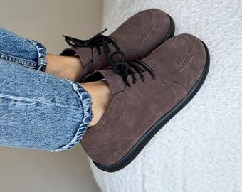 Damen-Barfußstiefel, breite Zehenbox, minimalistisches Schuhwerk, anatomische Schuhe. Schnürstiefel