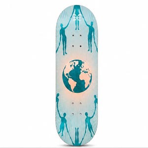 Puede incluir: Una tabla de skate con fondo azul claro y un gráfico central de la Tierra en naranja y azul. El diseño incluye siluetas de figuras tomadas de la mano en un círculo alrededor del globo, con líneas radiantes que se extienden hacia afuera.