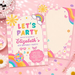 Pode incluir: Um cartão de convite de aniversário retangular com uma borda xadrez rosa e branca, um arco-íris, um sol, uma bola de discoteca e borboletas. O texto diz: Let's Party, Join us to celebrate Elizabeth's 5th birthday party, August 25th.