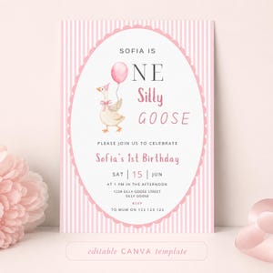 Puede incluir: Una tarjeta de invitación de cumpleaños rectangular con un centro ovalado blanco y un borde festoneado rosa sobre un fondo de rayas rosas y blancas. Muestra una oca en acuarela con un gorro de fiesta y un globo rosa, junto con texto.