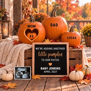 Puede incluir: Tres calabazas naranjas con texto negro que dice MOM, DAD y LUCAS, con una calabaza más pequeña etiquetada como #2 dentro de un corte en forma de corazón. Un tablero negro muestra WE'RE ADDING ANOTHER little pumpkin TO OUR PATCH BABY JENKINS APRIL 2027.