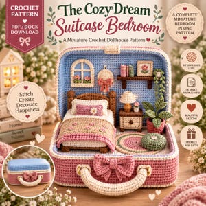 Puede incluir: Un patrón de ganchillo para un dormitorio en miniatura dentro de una maleta, que incluye una cama con edredón floral rosa, mesita de noche con lámpara, estante con libros, planta en maceta y alfombra redonda. La maleta es rosa con un lazo.