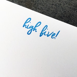 Tarjeta con notas impresas en letra High Five